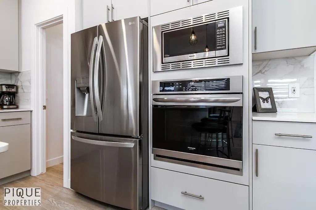 *New*Chic Modern Home*King Bed*Foosball*Sleeps 8! Edmonton Holiday home